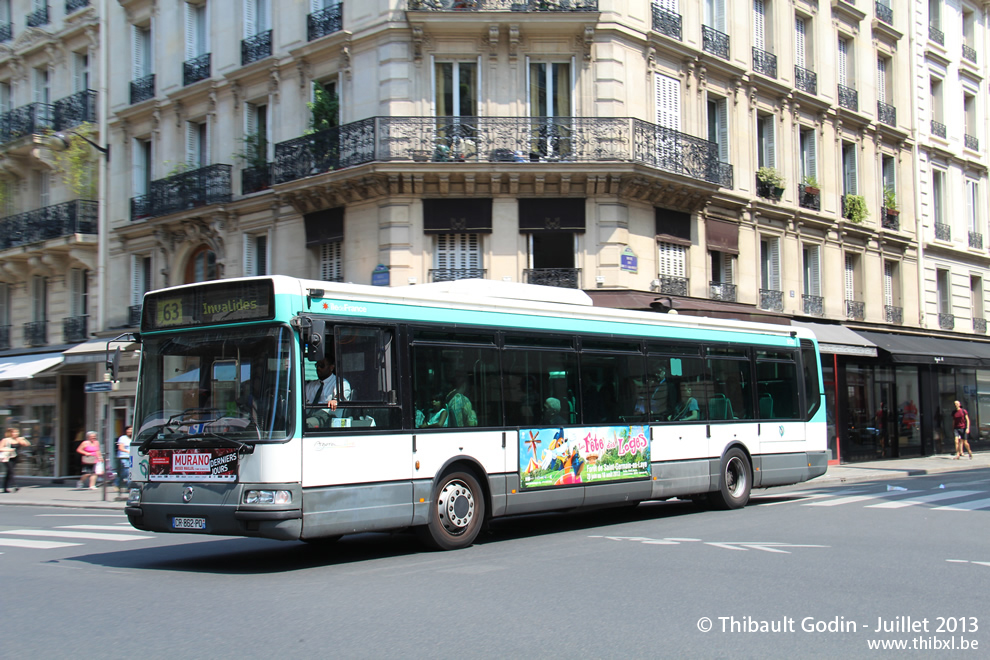 Bus 8132 (CR-862-PQ) sur la ligne 63 (RATP) à Saint-Germain-des-Prés (Paris)