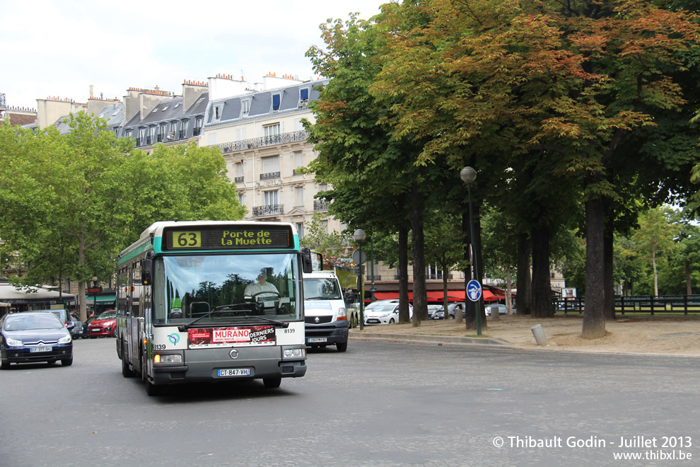 Bus 8139 (CT-847-VH) sur la ligne 63 (RATP) à Trocadéro (Paris)