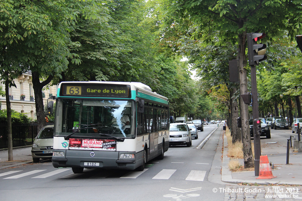 Bus 8102 sur la ligne 63 (RATP) à Rue de la Pompe (Paris)