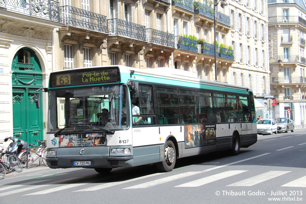Bus 8137 (CV-733-PK) sur la ligne 63 (RATP) à Maubert - Mutualité (Paris)