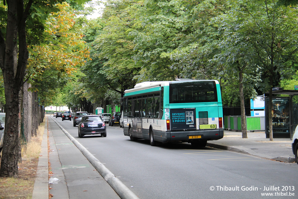 Bus 8102 sur la ligne 63 (RATP) à Rue de la Pompe (Paris)