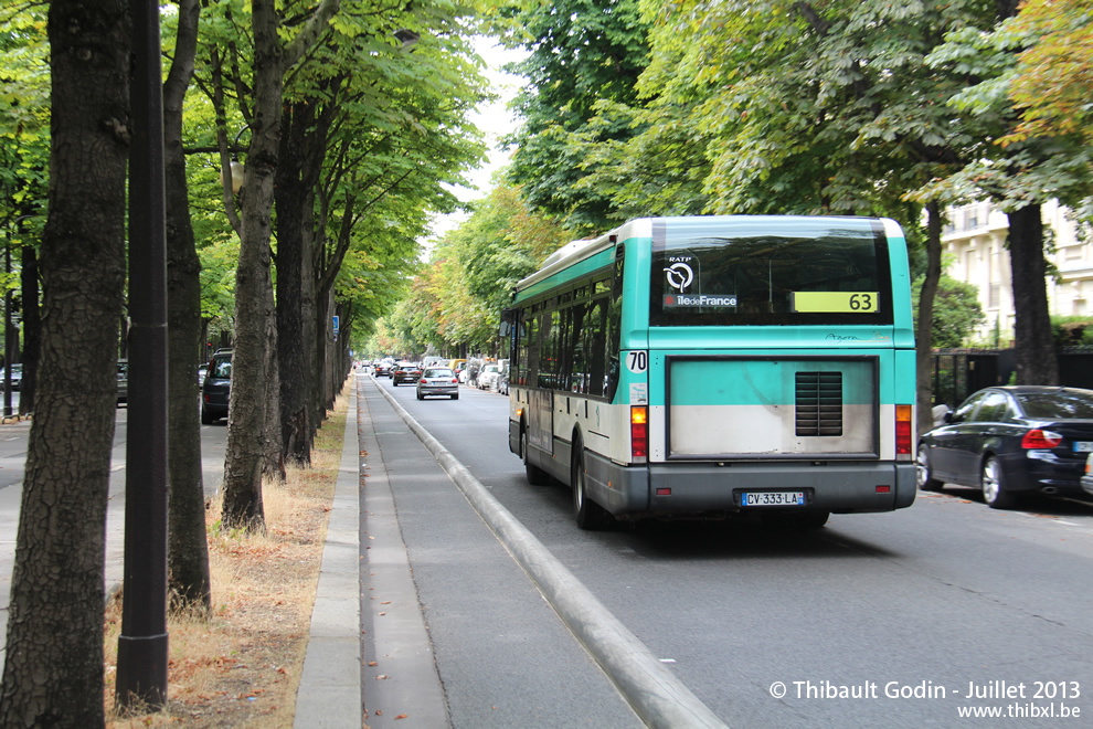 Bus 8136 (CV-333-LA) sur la ligne 63 (RATP) à Trocadéro (Paris)