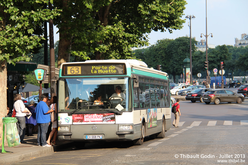 Bus 8142 (CV-668-PK) sur la ligne 63 (RATP) à Alma-Marceau (Paris)