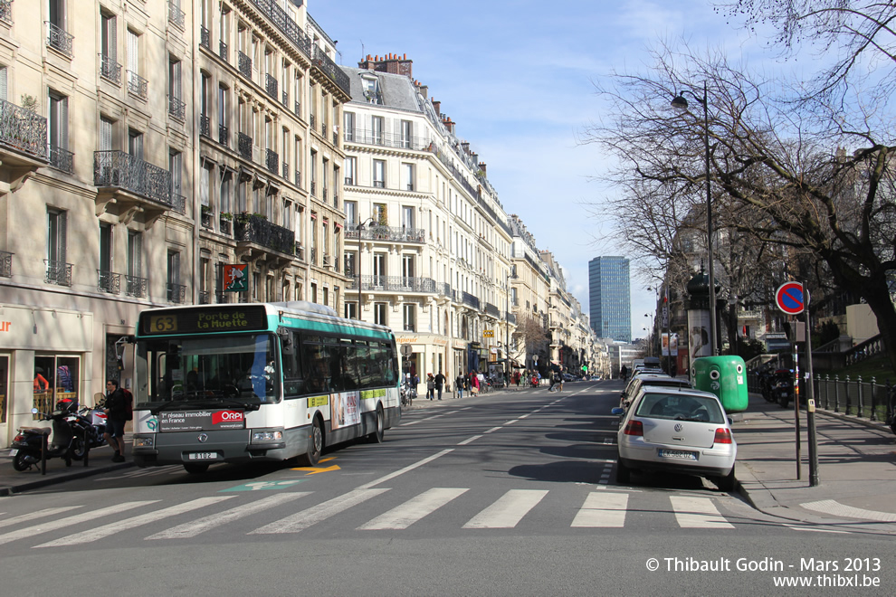 Bus 8102 sur la ligne 63 (RATP) à Cluny - La Sorbonne (Paris)