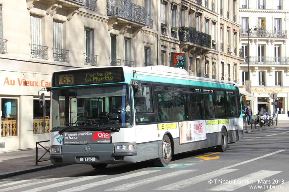 Bus 8102 sur la ligne 63 (RATP) à Cluny - La Sorbonne (Paris)