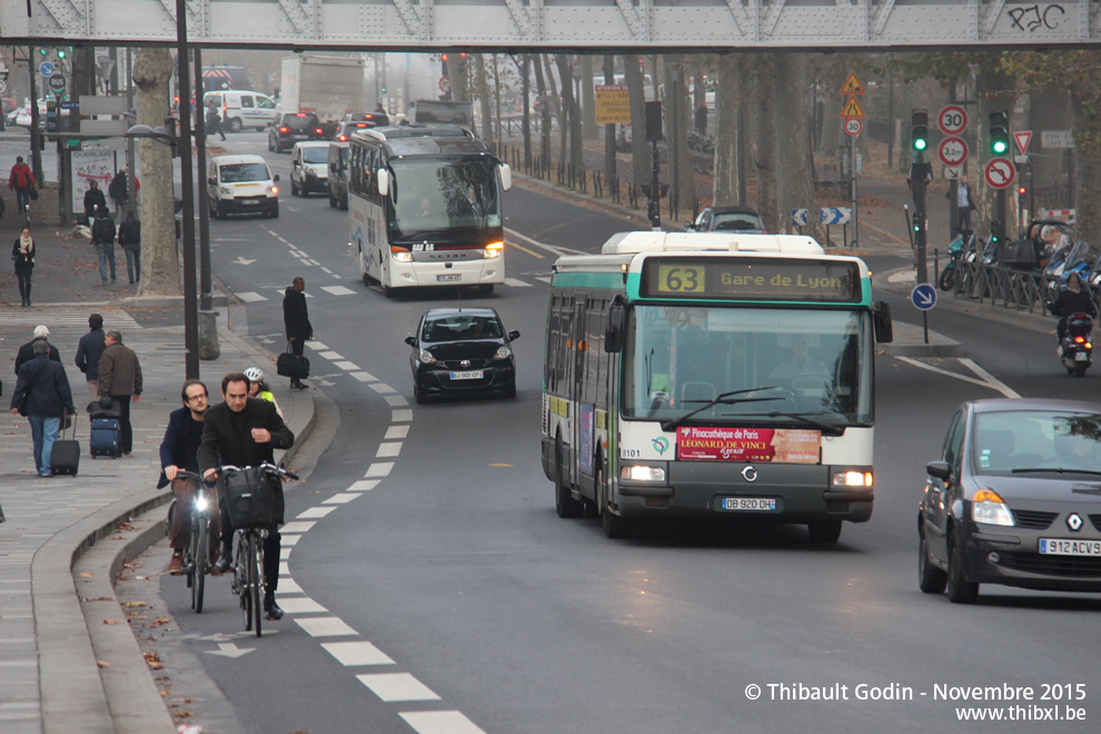 Bus 8101 (DB-920-DH) sur la ligne 63 (RATP) à Gare d'Austerlitz (Paris)