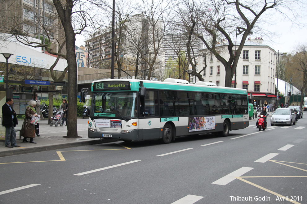 Bus 9327 (761 QXA 75) sur la ligne 64 (RATP) à Olympiades (Paris)