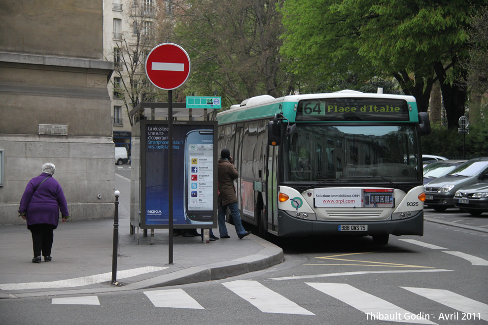 Bus 9325 (988 QWS 75) sur la ligne 64 (RATP) à Gambetta (Paris)