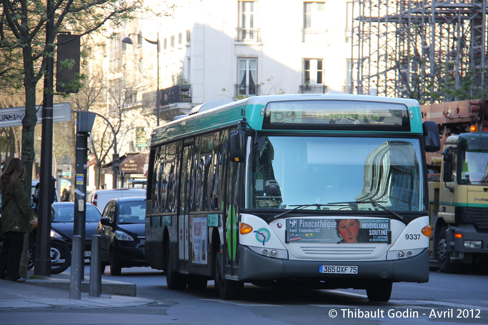 Bus 9337 (365 QXF 75) sur la ligne 64 (RATP) à Bibliothèque François Mitterrand (Paris)