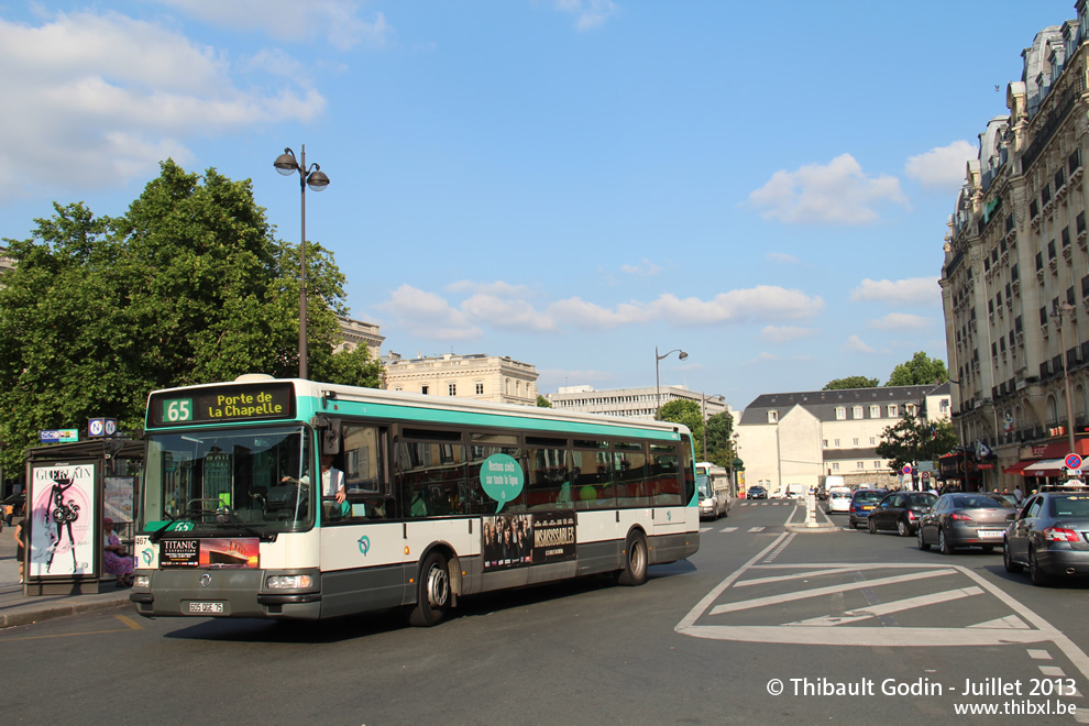 Bus 8467 (605 QGE 75) sur la ligne 65 (RATP) à Gare de l'Est (Paris)