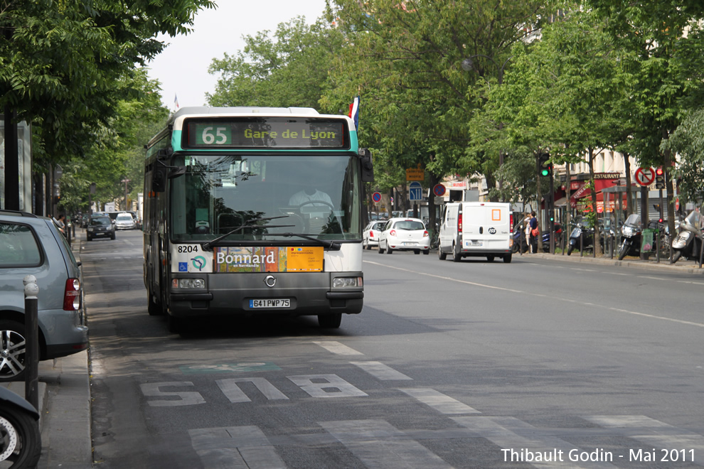 Bus 8204 (641 PWP 75) sur la ligne 65 (RATP) à Saint-Sébastien - Froissart (Paris)