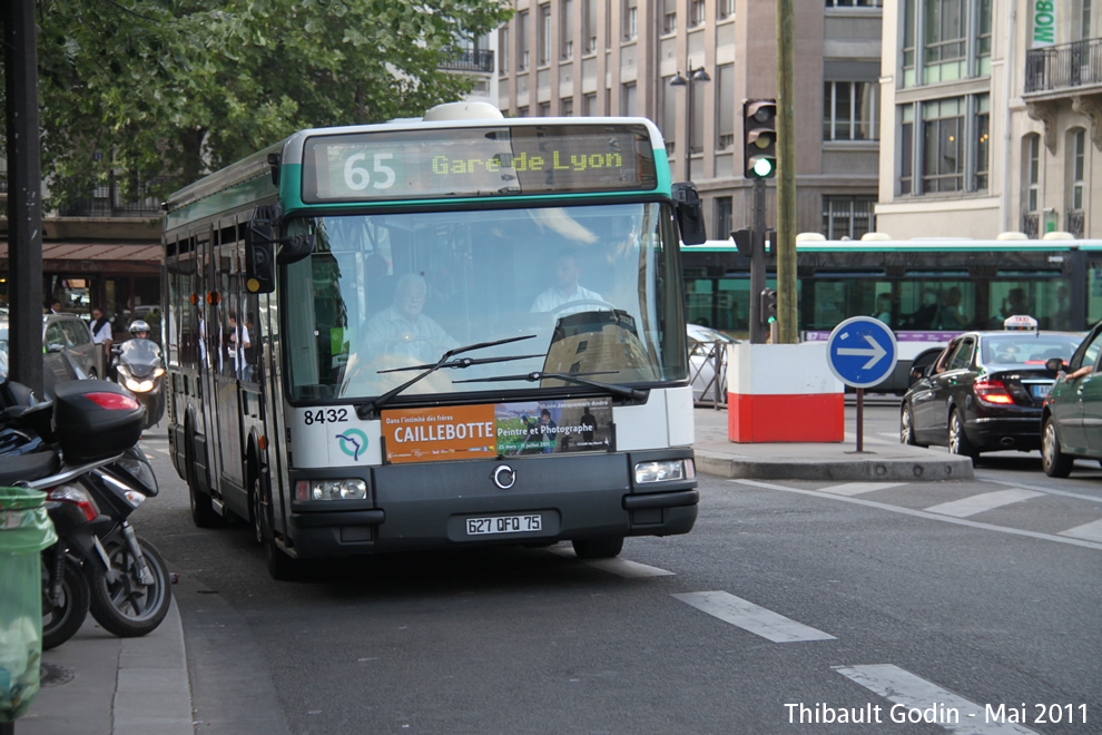 Bus 8432 (627 QFQ 75) sur la ligne 65 (RATP) à Ledru-Rollin (Paris)