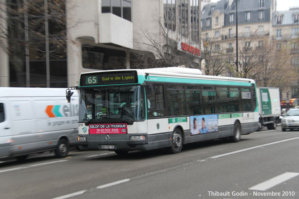 Bus 8215 (881 PVZ 75) sur la ligne 65 (RATP) à Gare de Lyon (Paris)