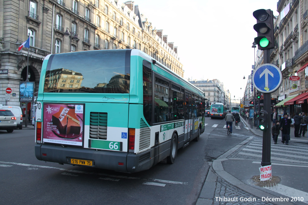 Bus 8268 (516 PWW 75) sur la ligne 66 (RATP) à Gare Saint-Lazare (Paris)
