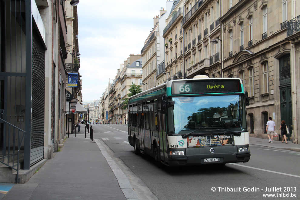 Bus 8421 (550 QEX 75) sur la ligne 66 (RATP) à Europe (Paris)