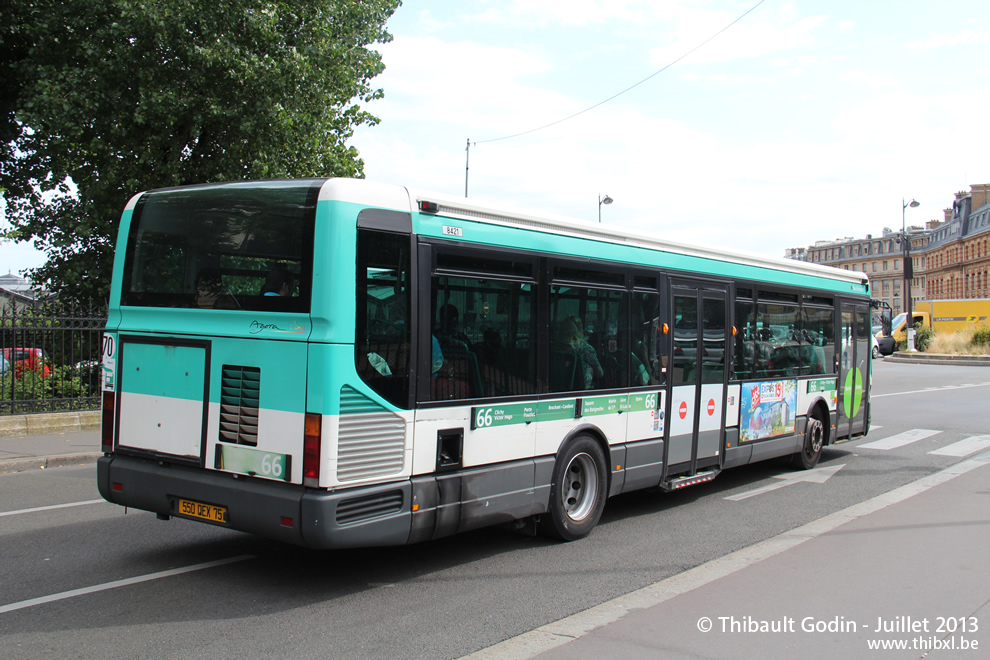 Bus 8421 (550 QEX 75) sur la ligne 66 (RATP) à Europe (Paris)