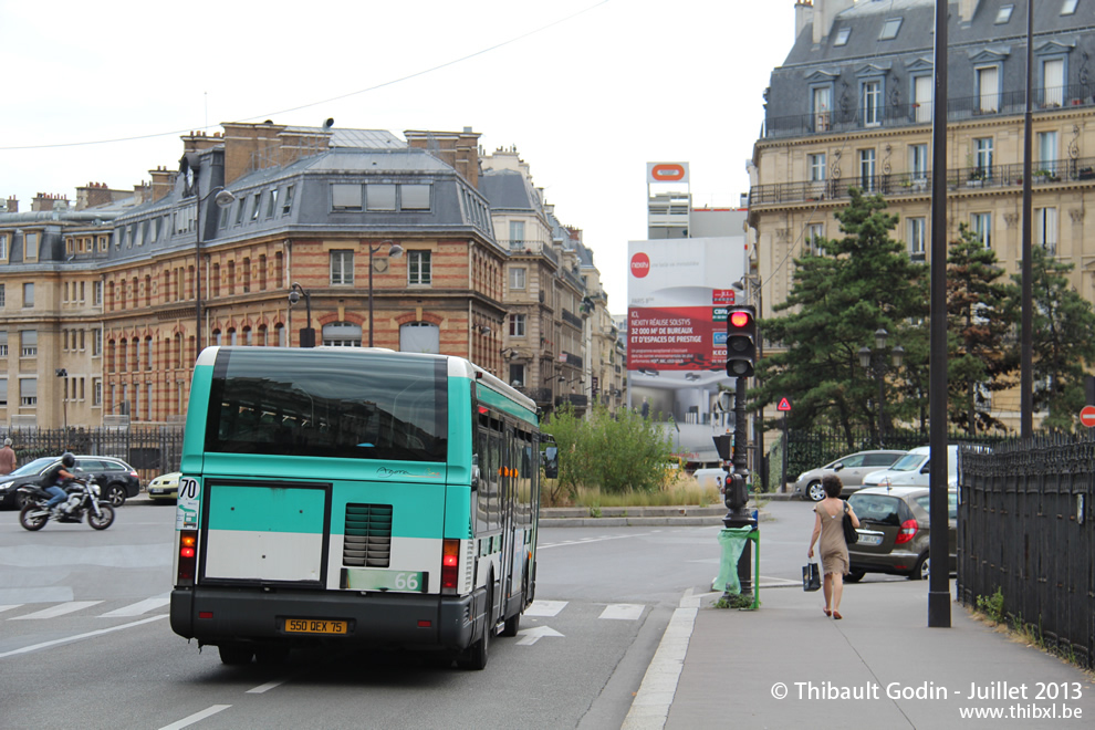 Bus 8421 (550 QEX 75) sur la ligne 66 (RATP) à Europe (Paris)