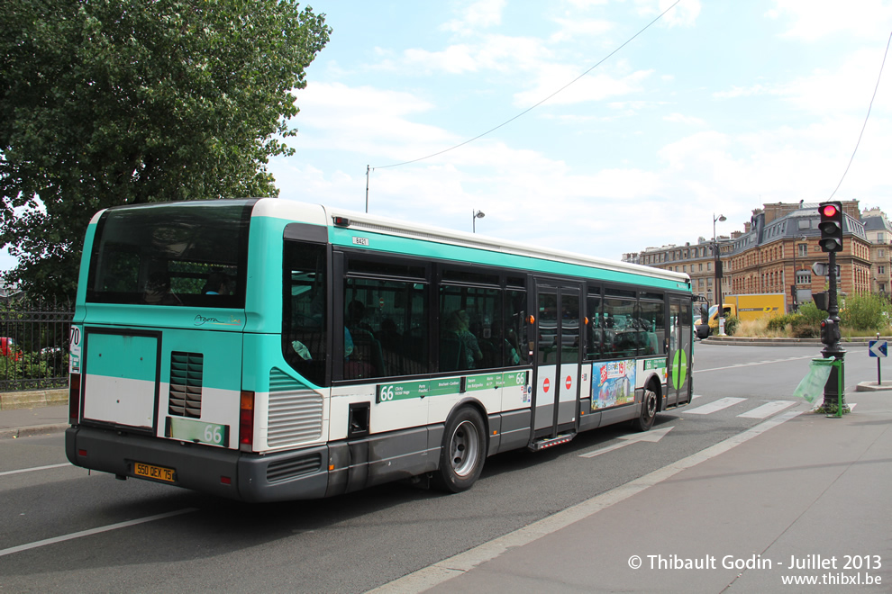 Bus 8421 (550 QEX 75) sur la ligne 66 (RATP) à Europe (Paris)