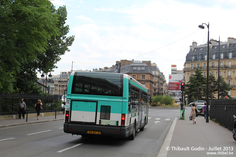 Bus 8421 (550 QEX 75) sur la ligne 66 (RATP) à Europe (Paris)