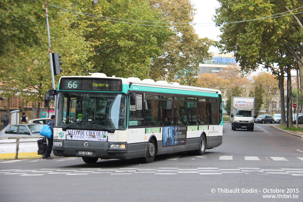 Bus 8421 (550 QEX 75) sur la ligne 66 (RATP) à Porte Pouchet (Paris)