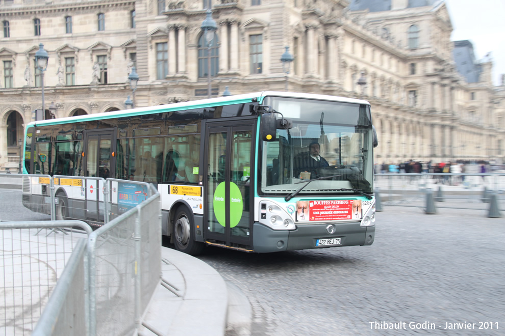 Bus 3284 (422 REJ 75) sur la ligne 68 (RATP) à Musée du Louvre (Paris)