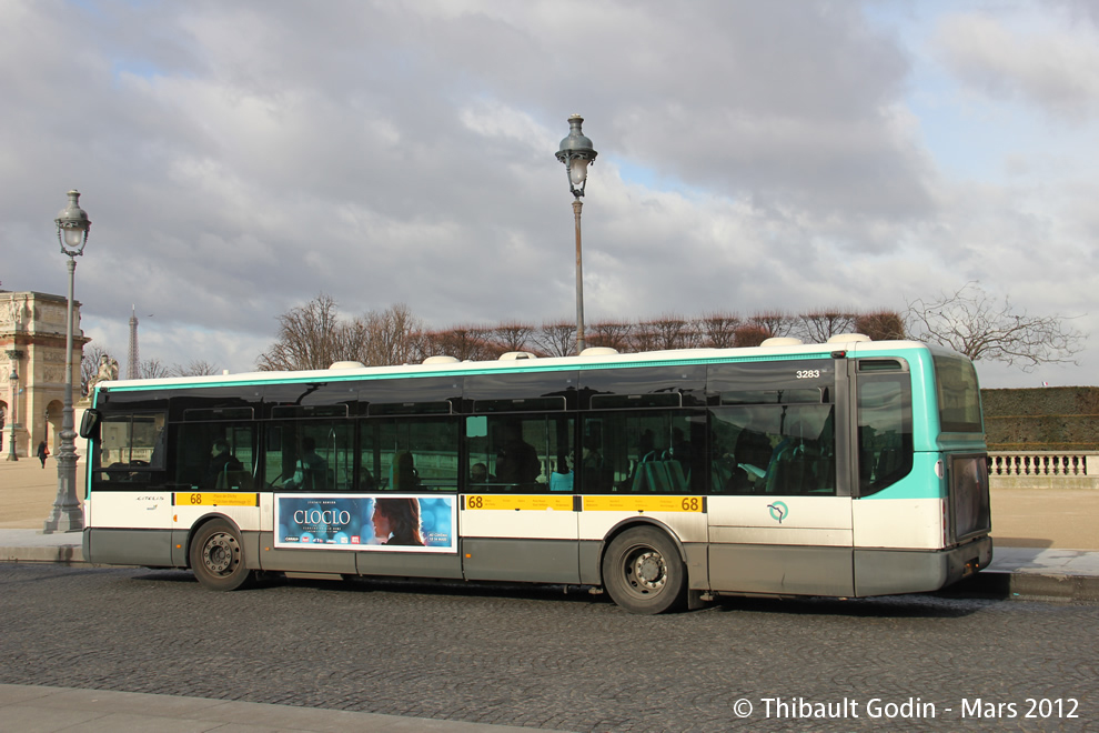 Bus 3283 (426 REH 75) sur la ligne 68 (RATP) à Musée du Louvre (Paris)