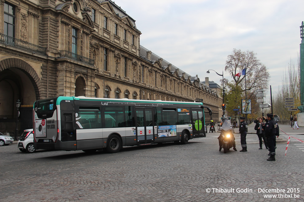 Bus 8863 (DS-728-JA) sur la ligne 69 (RATP) à Pont du Carrousel (Paris)
