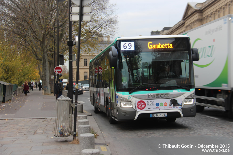 Bus 8874 (DS-682-QV) sur la ligne 69 (RATP) à Louvre - Rivoli (Paris)
