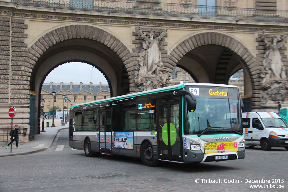 Bus 8863 (DS-728-JA) sur la ligne 69 (RATP) à Musée du Louvre (Paris)