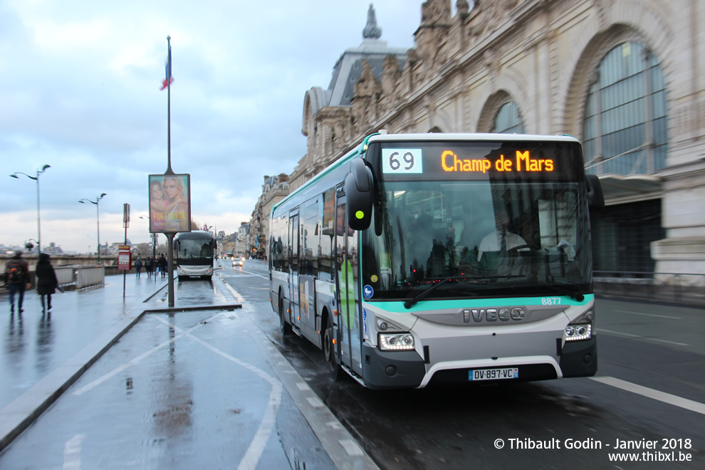 Bus 8877 (DV-897-DC) sur la ligne 69 (RATP) à Musée d'Orsay (Paris)