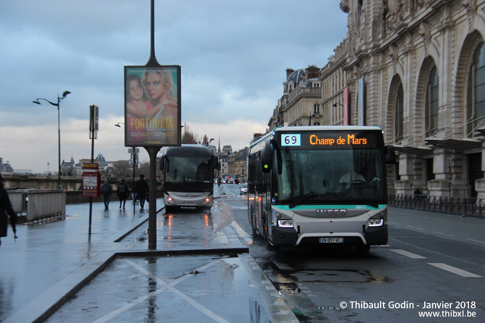Bus 8877 (DV-897-DC) sur la ligne 69 (RATP) à Musée d'Orsay (Paris)