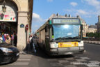 Bus 8393 (209 QEJ 75) sur la ligne 69 (RATP) à Louvre - Rivoli (Paris)