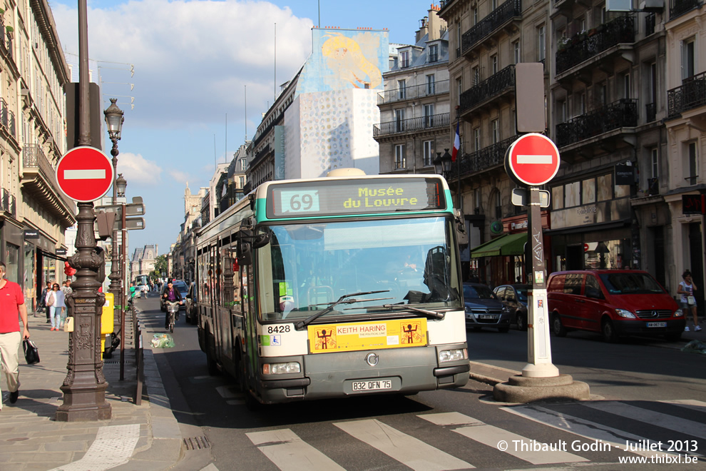 Bus 8428 (832 QFN 75) sur la ligne 69 (RATP) à Louvre - Rivoli (Paris)