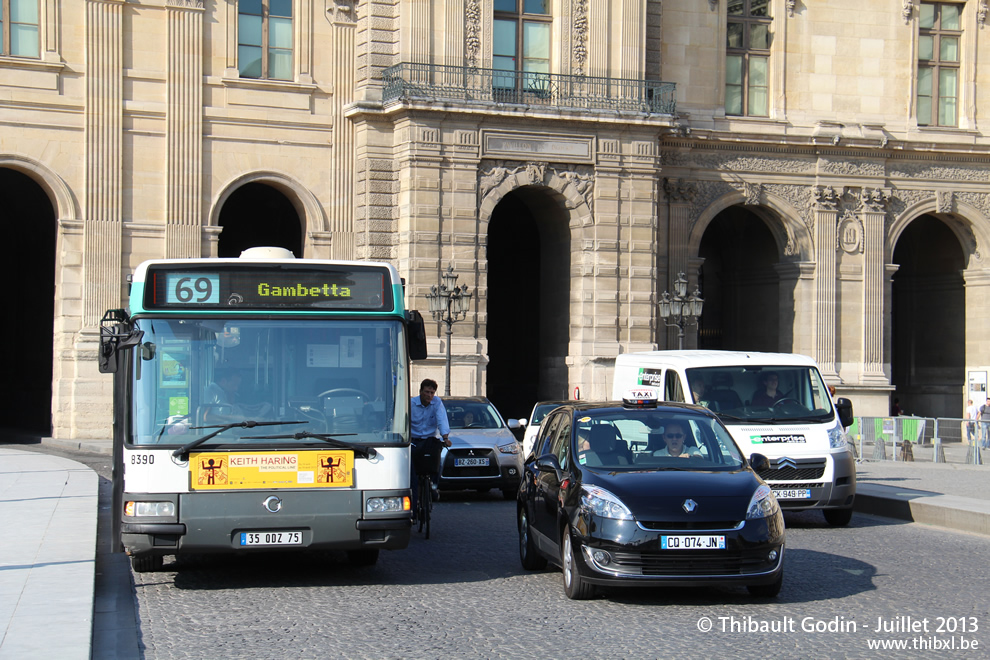 Bus 8390 (35 QDZ 75) sur la ligne 69 (RATP) à Musée du Louvre (Paris)