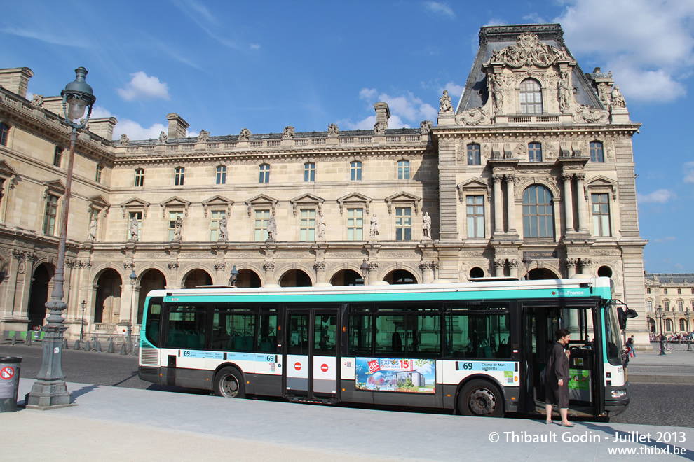 Bus 8390 (35 QDZ 75) sur la ligne 69 (RATP) à Musée du Louvre (Paris)