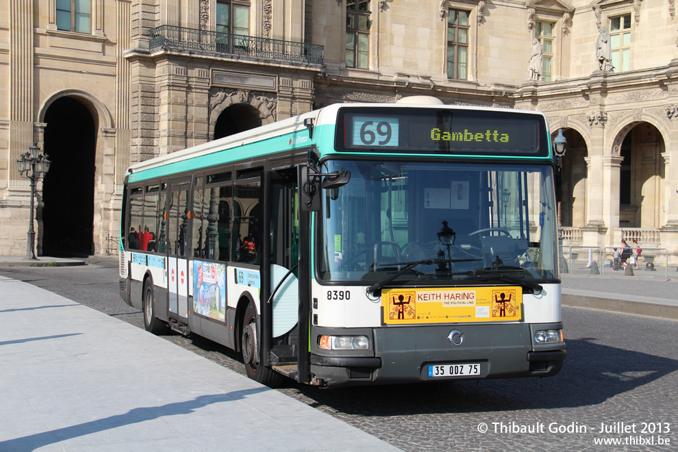 Bus 8390 (35 QDZ 75) sur la ligne 69 (RATP) à Musée du Louvre (Paris)