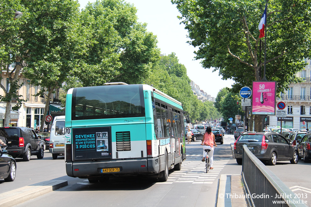 Bus 8332 (442 QCR 75) sur la ligne 69 (RATP) à Saint-Germain-des-Prés (Paris)