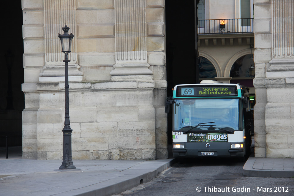 Bus 8428 (832 QFN 75) sur la ligne 69 (RATP) à Musée du Louvre (Paris)