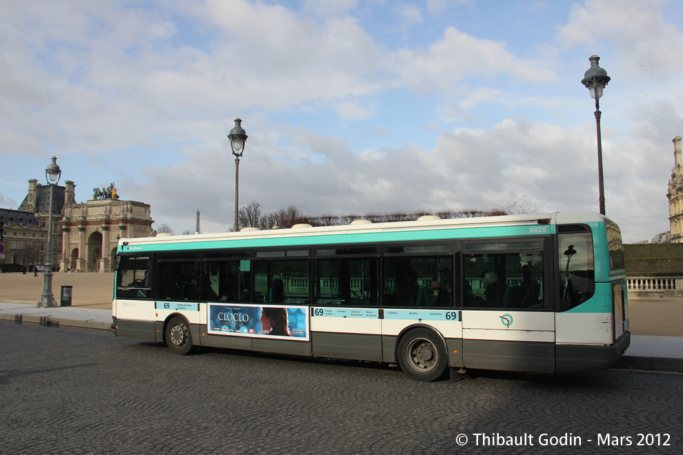 Bus 8428 (832 QFN 75) sur la ligne 69 (RATP) à Musée du Louvre (Paris)
