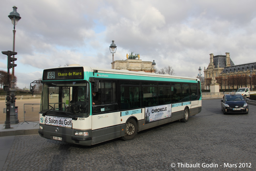 Bus 8394 (357 QEH 75) sur la ligne 69 (RATP) à Musée du Louvre (Paris)