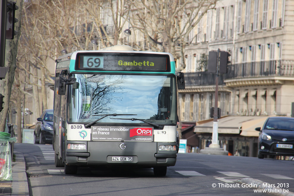 Bus 8389 (424 QDX 75) sur la ligne 69 (RATP) à Pont Neuf (Paris)