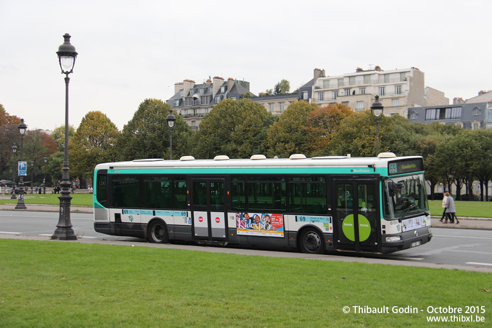 Bus 8396 (97 QEB 75) sur la ligne 69 (RATP) à Invalides (Paris)