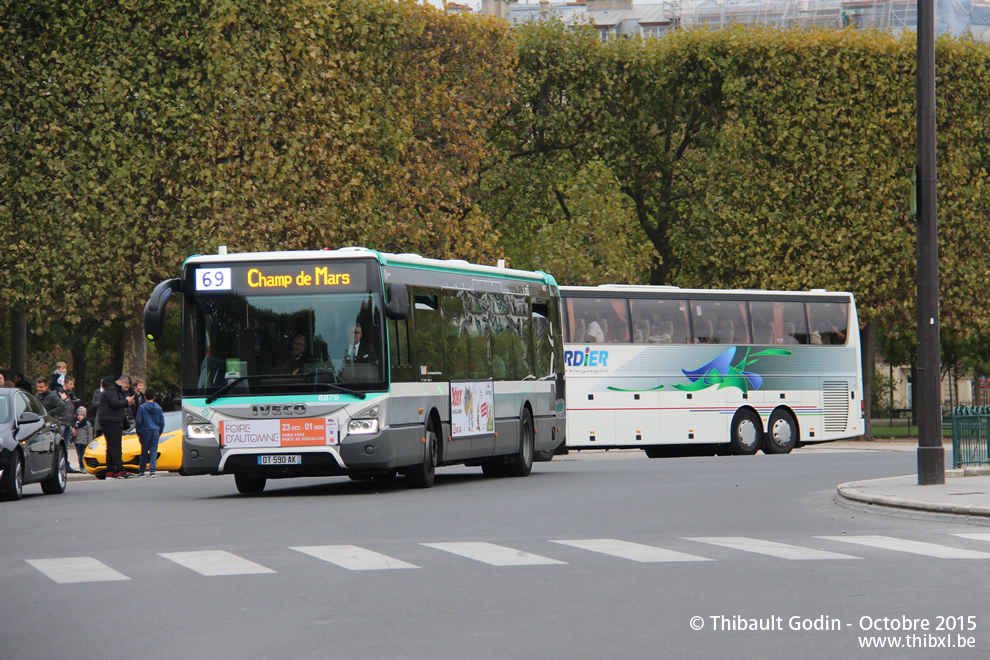 Bus 8879 (DT-590-AK) sur la ligne 69 (RATP) à Champ de Mars (Paris)