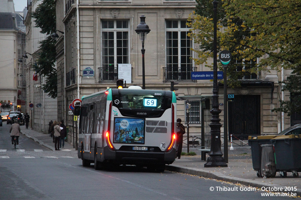 Bus 8880 (DS-513-TJ) sur la ligne 69 (RATP) à Invalides (Paris)