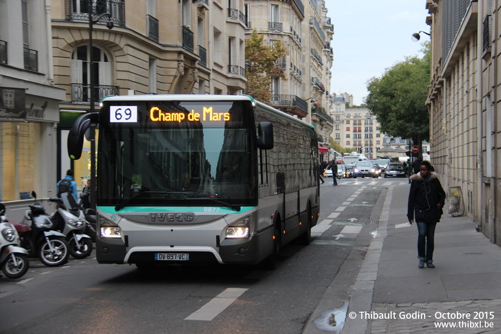 Bus 8877 (DV-897-DC) sur la ligne 69 (RATP) à La Tour-Maubourg (Paris)