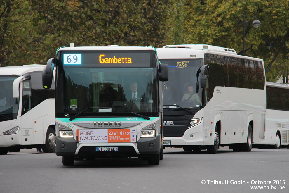 Bus 8879 (DT-590-AK) sur la ligne 69 (RATP) à Champ de Mars (Paris)