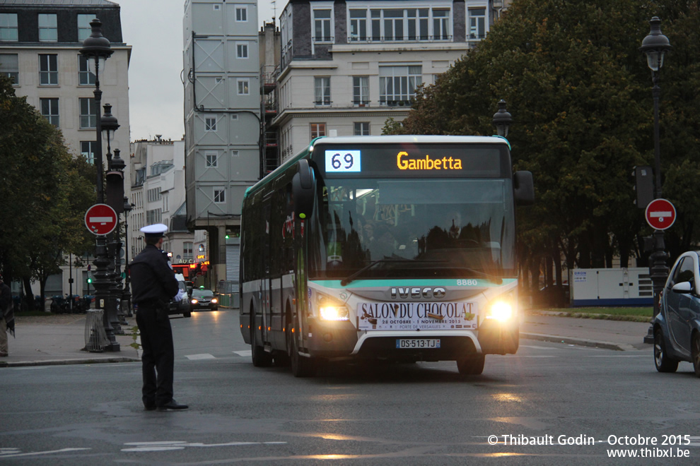 Bus 8880 (DS-513-TJ) sur la ligne 69 (RATP) à Invalides (Paris)