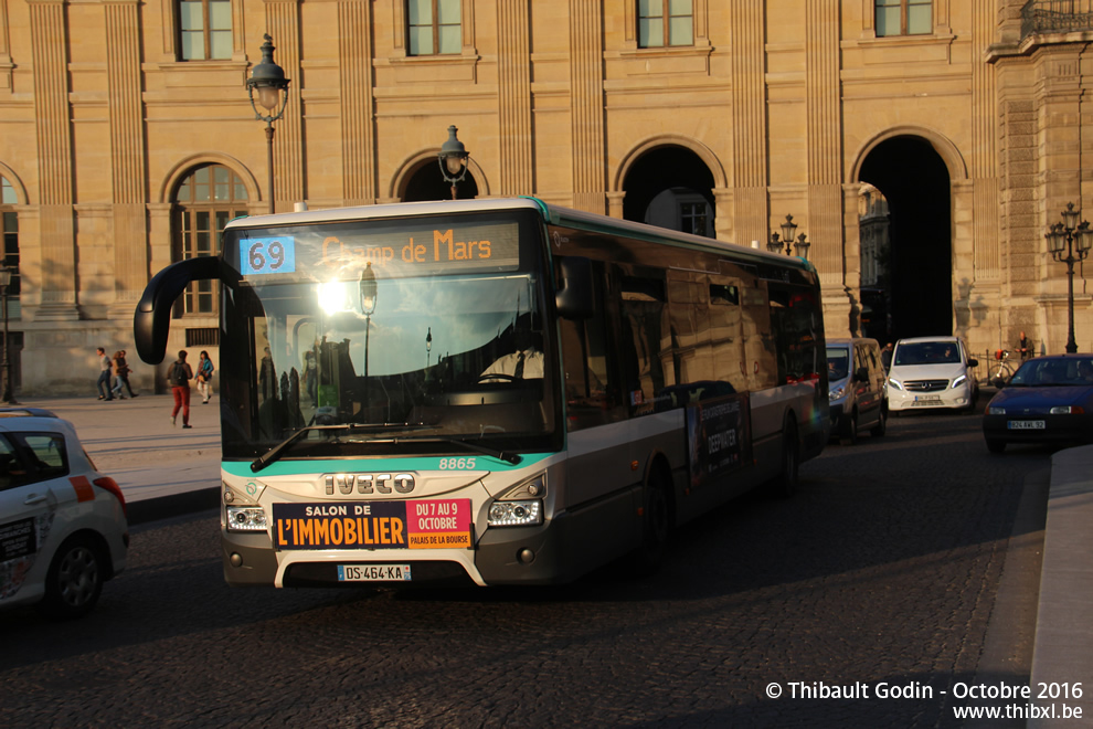 Bus 8865 (DS-464-KA) sur la ligne 69 (RATP) à Musée du Louvre (Paris)