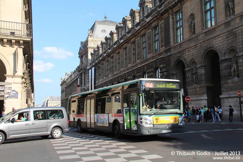 Bus 3004 (237 QTR 75) sur la ligne 72 (RATP) à Palais Royal – Musée du Louvre (Paris)