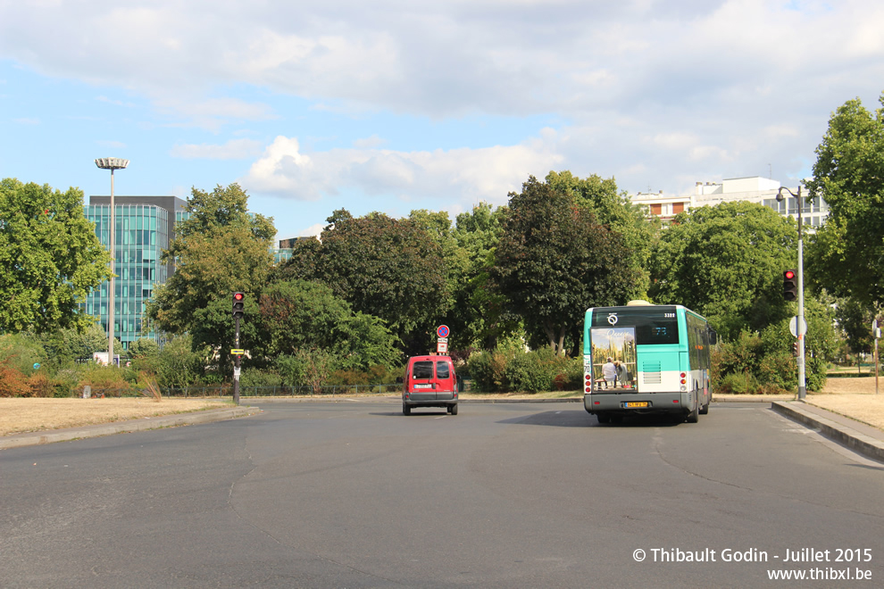 Bus 3322 (841 RFV 75) sur la ligne 73 (RATP) à Porte Maillot (Paris)